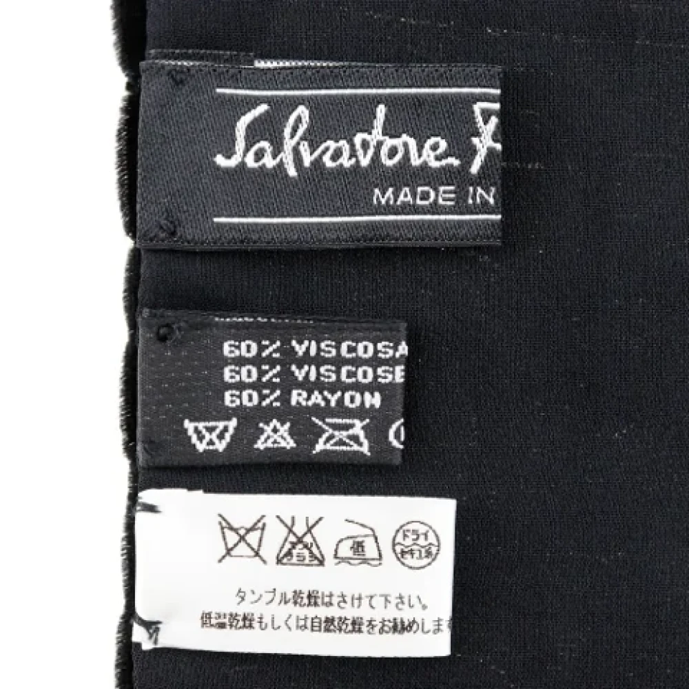Salvatore Ferragamo Pre-owned Silk scarves Black Dames