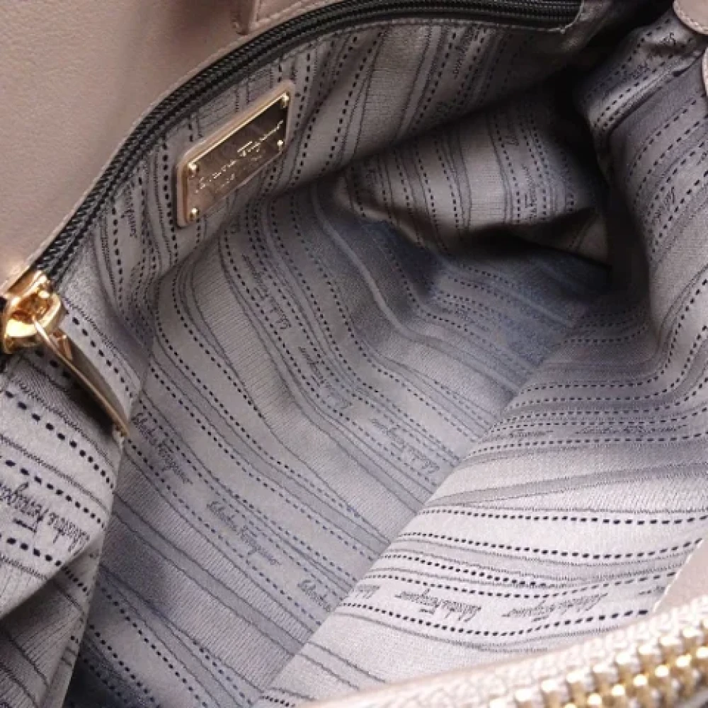 Salvatore Ferragamo Pre-owned Leather totes Gray Dames