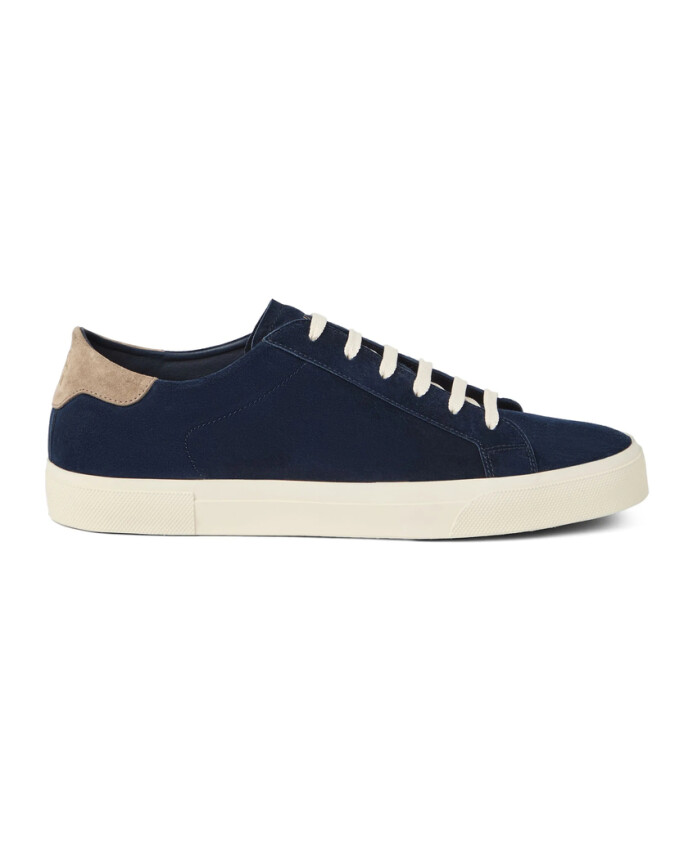 sneaker-bleu-avec-semelle-contrastante