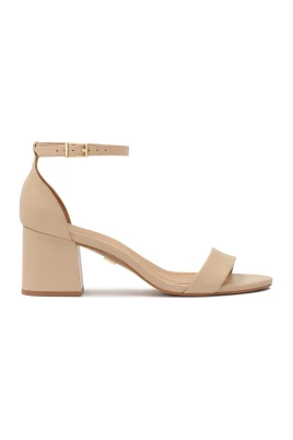 Beige sandaler med låg klack