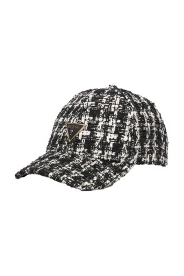 casquette-noire-avec-logo-en-metal