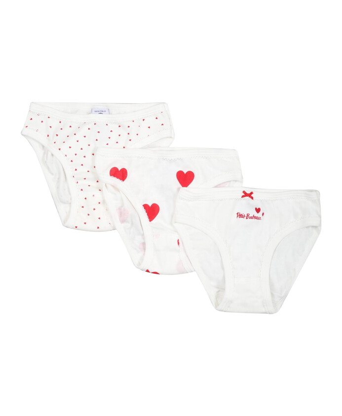 ensemble-de-slips-blancs-coteles-avec-coeurs