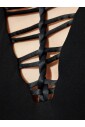 robe-noire-a-col-en-v-avec-details-de-sangle