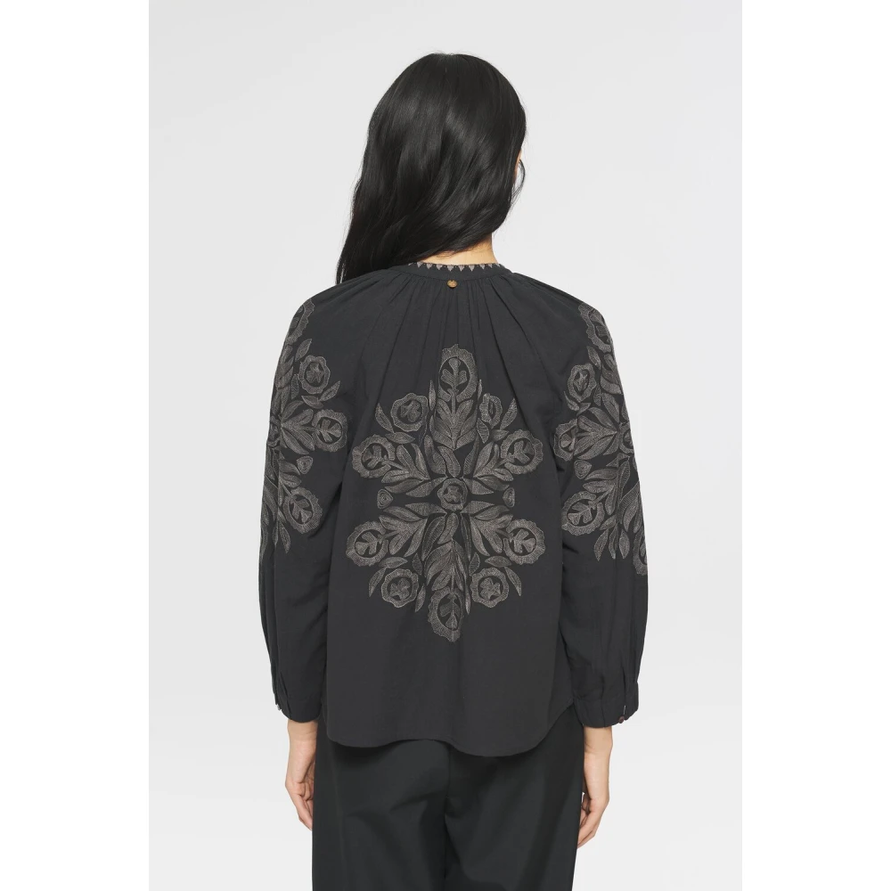 Antik batik Met de hand geborduurde katoenen blouse met parelmoeren knopen Black Dames