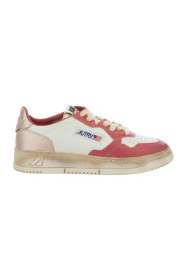 sneakers-rouges-avec-logo-patch