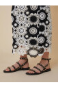 sandales-plates-avec-clous-style-palazzo