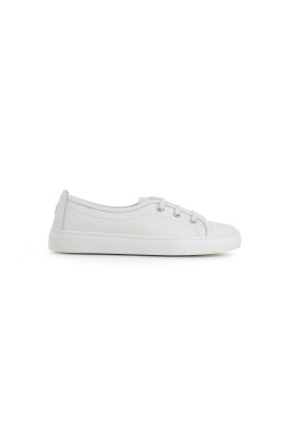 white-leather-sneakers-with-round-toe