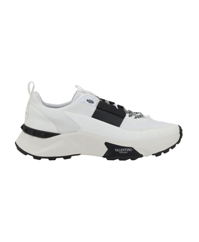 baskets-en-cuir-cloutees-a-semelle-texturee