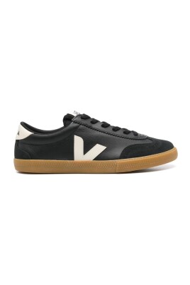 black-sneakers-for-a-stylish-look