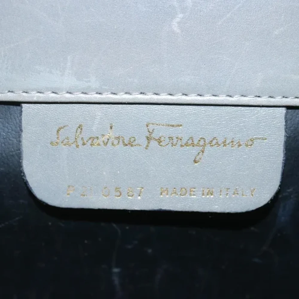 Salvatore Ferragamo Pre-owned Leather clutches Gray Dames