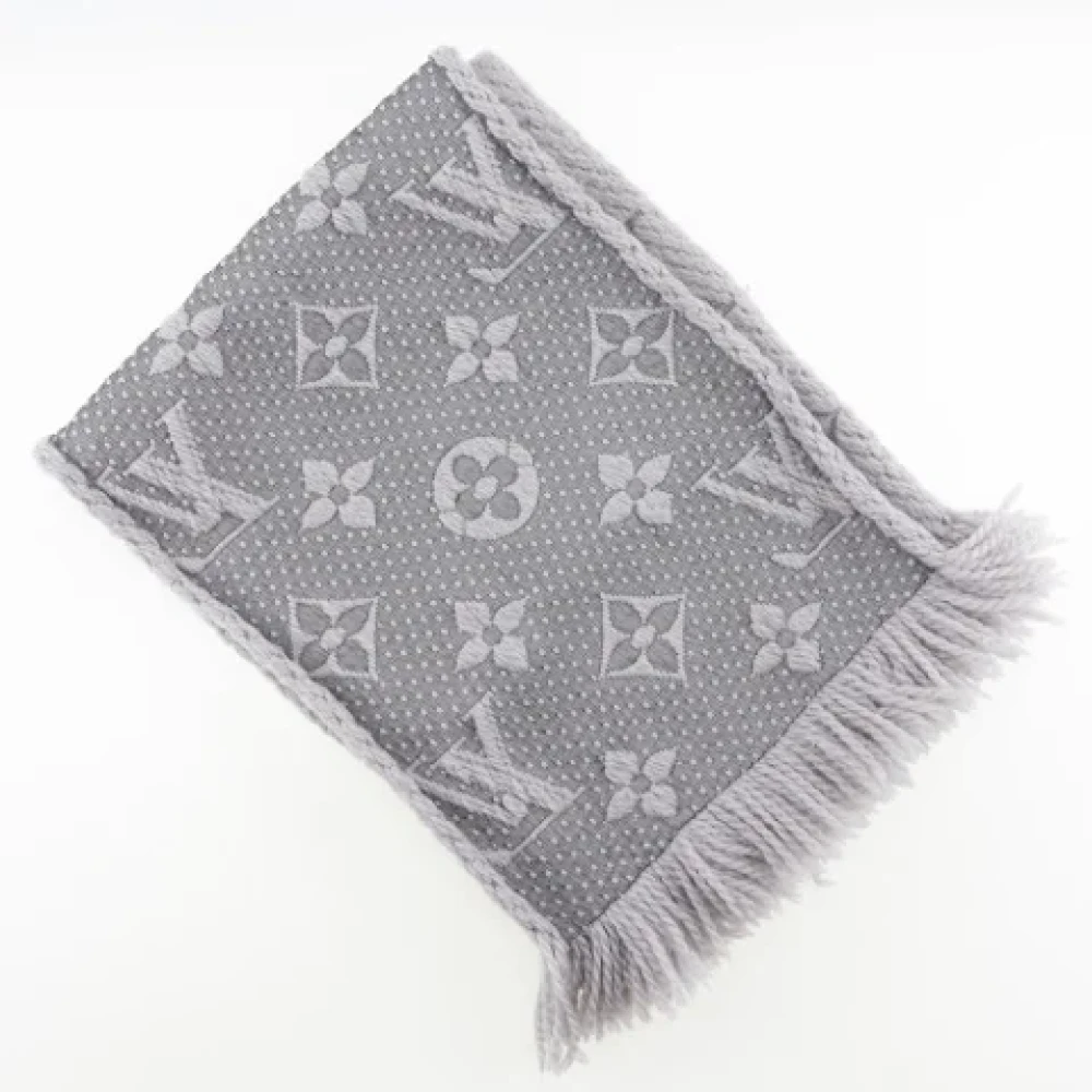 Louis Vuitton Vintage Pre-owned Wool scarves Gray Dames
