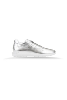 baskets-en-cuir-lamine-a-lacets