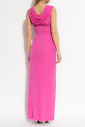 robe-avec-epingle-de-surete-decorative-et-drape