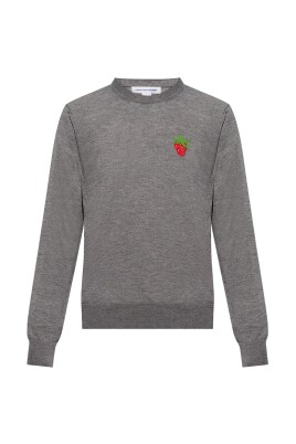 rundhalset-sweater-med-broderede-jordbaer