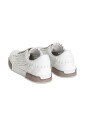 chaussures-blanches-a-semelle-en-caoutchouc