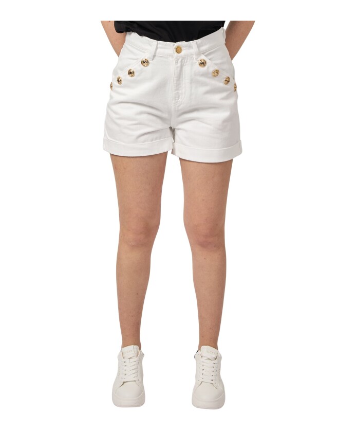 witte-shorts-met-juweelknopen