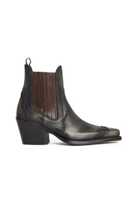 chaussures-noires-a-bout-pointu-et-talon-bloc