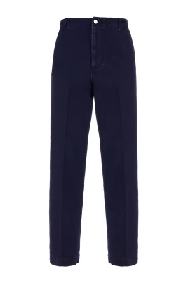 Tvättade jeans med präglad etikett