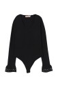 pull-noir-a-col-en-v-avec-poignets-decoupes-au-laser