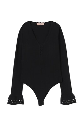 sort-v-hals-sweater-med-laserkuttede-manchetter