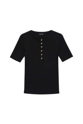 t-shirt-noir-cotele-avec-boutons-dores