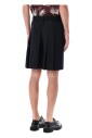 zwarte-geplooide-shorts-verhoog-garderobe-stijl