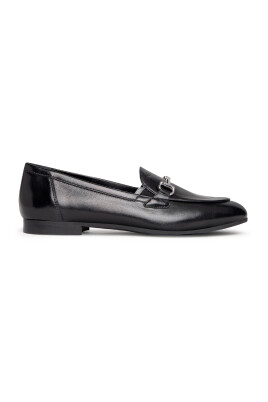 black-flat-shoes-with-staffa-detail