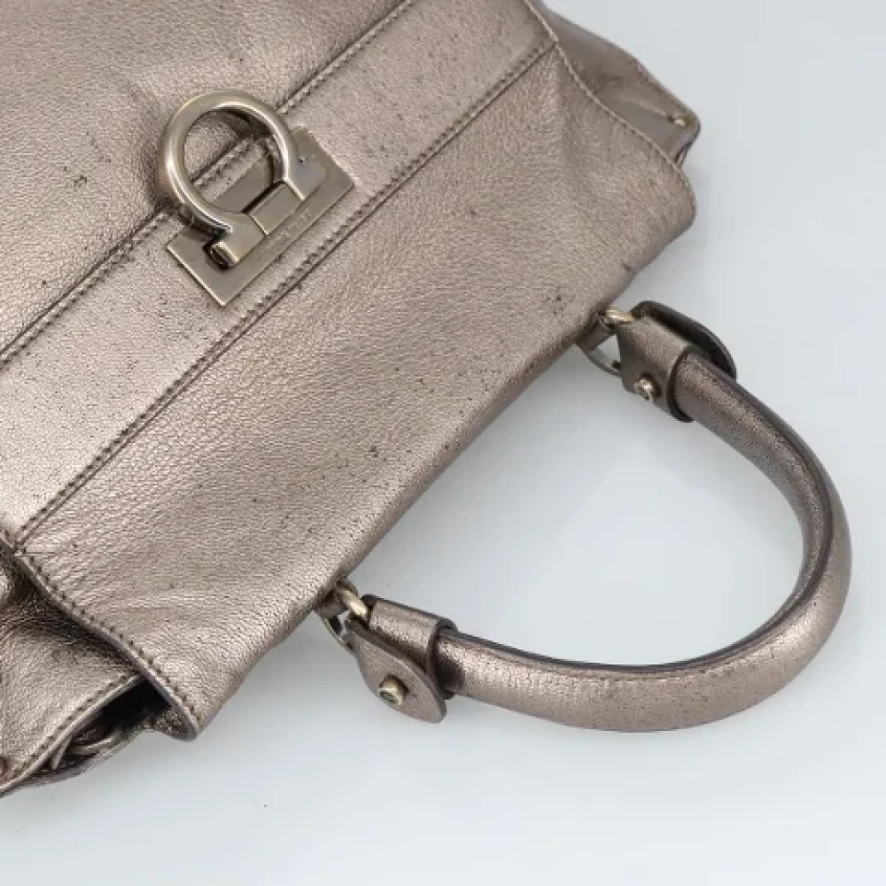 Salvatore Ferragamo Pre-owned Leather handbags Gray Dames
