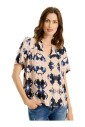 blouse-bleue-pil-avec-col-en-v-imprime