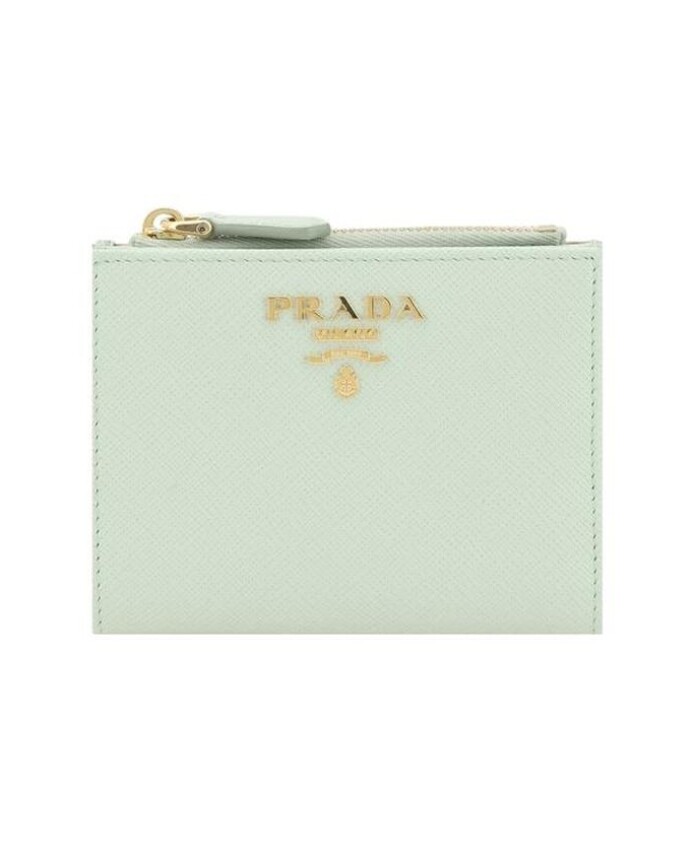 elegant-leather-bifold-wallet-with-monogram