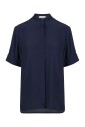 chemise-bleue-en-crepe-de-chine-a-manches-courtes-et-coupe-droite