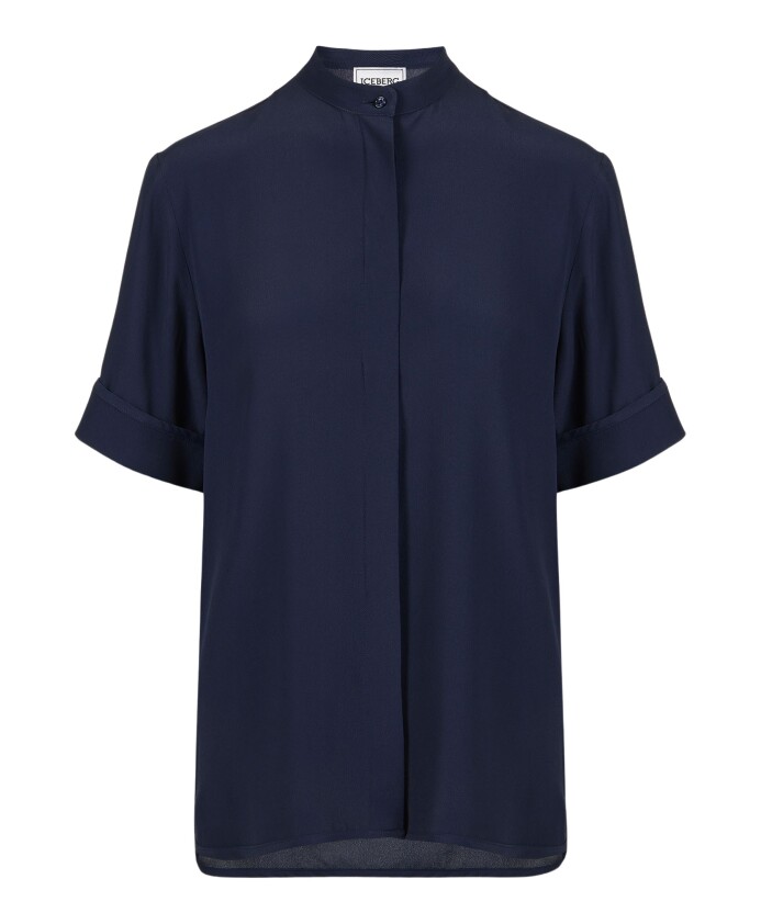 chemise-bleue-en-crepe-de-chine-a-manches-courtes-et-coupe-droite