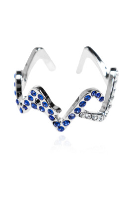 ring-with-sparkling-crystals