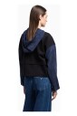 veste-a-capuche-avec-embleme