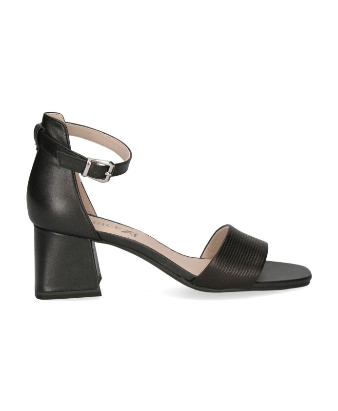 elegante-zwarte-open-platte-sandalen