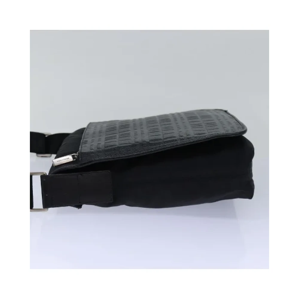Burberry Vintage Pre-owned Nylon shoulder-bags Black Dames
