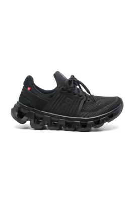 svarta-sneakers-med-cloudfoam-mellansula