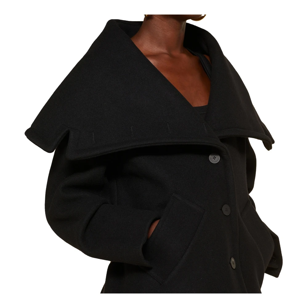 Jacquemus Wollen jas met gedrapeerde kraag Black Dames