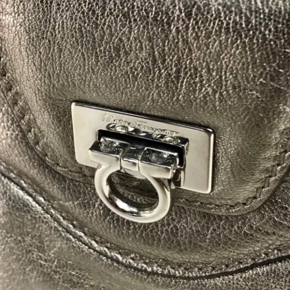 Salvatore Ferragamo Pre-owned Leather handbags Gray Dames