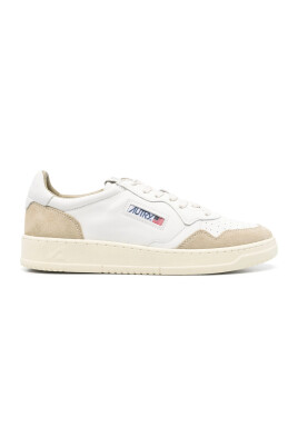 sneaker-blanche-avec-bout-perfore