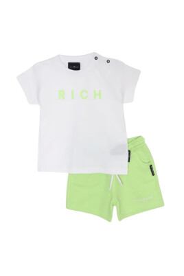 stiligt-sommarset-med-shorts