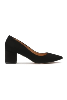 Klassiska svarta pumps på en stolpe