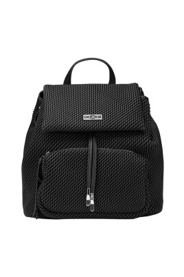 svart-ryggsack-i-fejklader-trendig-stil