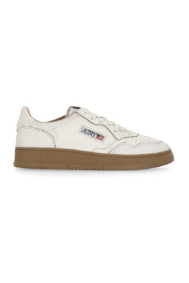 sneakers-en-cuir-blanc-avec-details-respirants