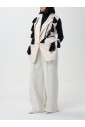 gilet-blanc-en-laine-avec-pompons