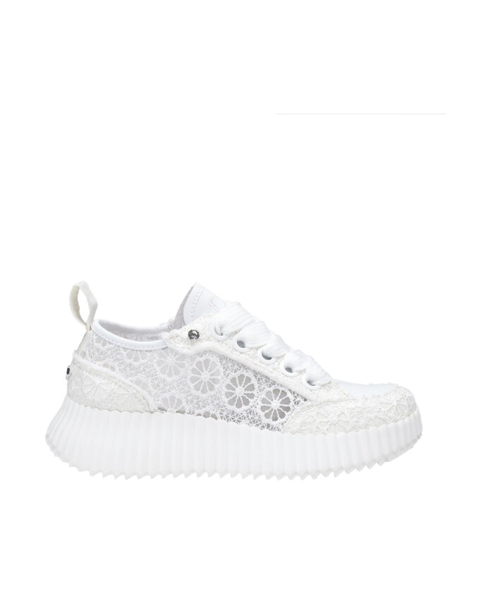 baskets-blanches-florales-en-mesh