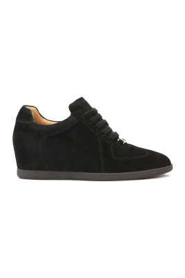 Svarta sneakers på en dold ankare
