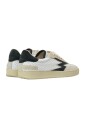 sneakers-blanches-en-daim-noir