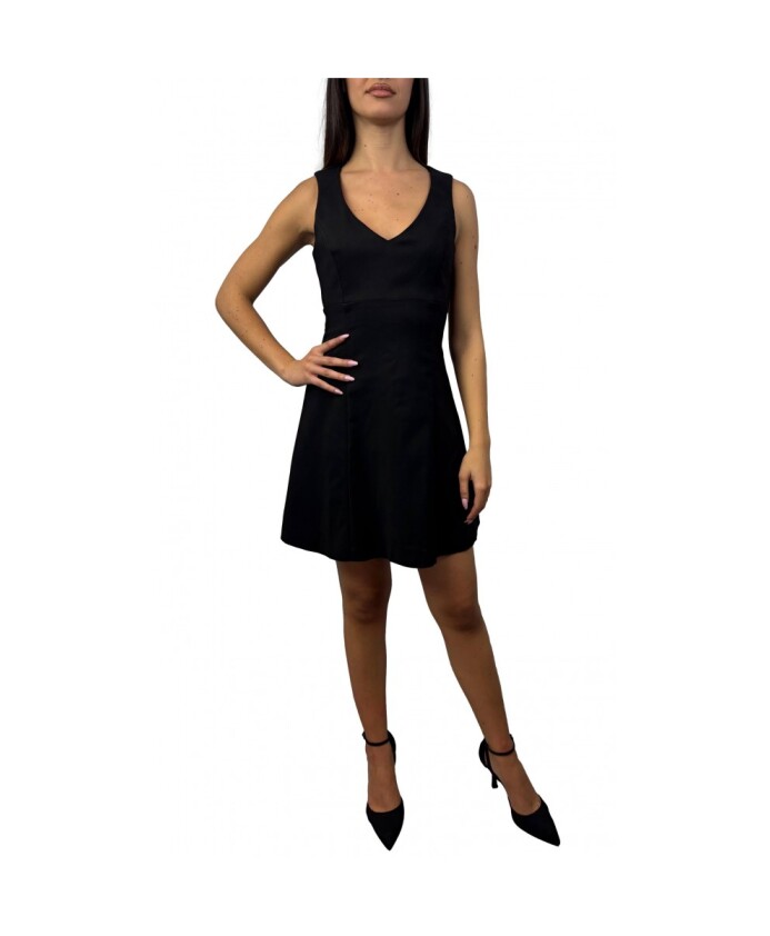black-sleeveless-dress