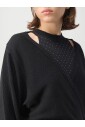 pull-noir-epaules-denudees